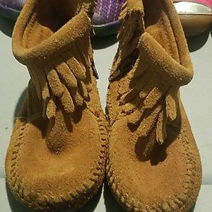 minnetonka moccasins size 5